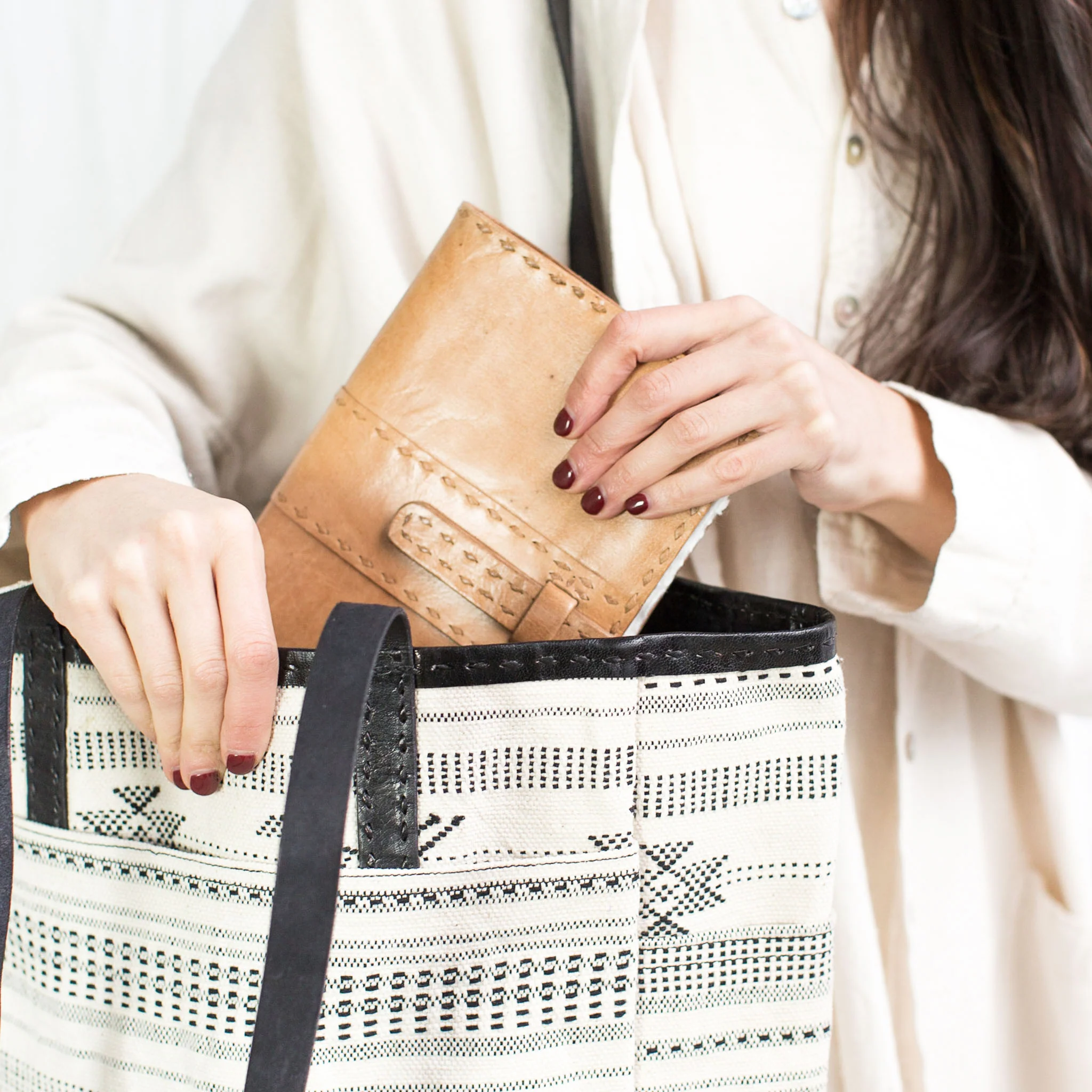 Caravan Bag - Handwoven White & Black - Image 5